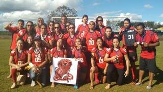 Delegação do Campo Grande Cobras fez festa em Brasília com a conquista do título do torneio feminino no Regional de futebol americano (Foto: Divulgação)