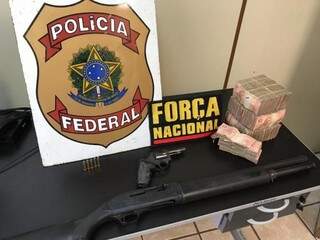 Dinheiro e armas apreendidos em operação da PF nesta quinta-feira em Ponta Porã (Foto: Divulgação)
