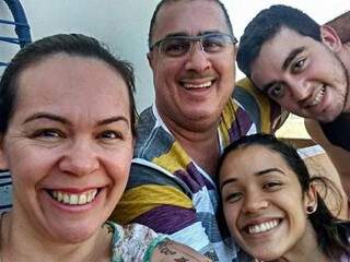 Meire, Fábio, a filha Emanuelly e o caçula Felipe. (Foto: Arquivo Pessoal)