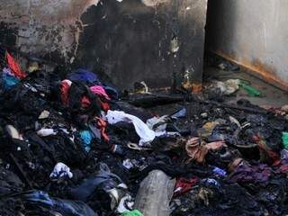 As roupas que a mulher comercializava foram destruídas pelo fogo. (Foto: Alcides Neto)