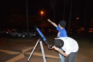 Henrique ajustando o telescópio enquanto Robert observava as constelações (Foto: Alana Portela)