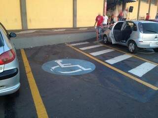 Utilização indevida de vagas de estacionamento exclusivas para Idosos e Deficientes Físicos. (Foto: Divulgação)