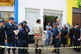 Polícia e bombeiro foram ao local do crime. Uma loja na rua Maracaju. (Foto: Rodrigo Pazinato)