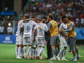 Jogadores comemorando a vitória do time ao final do jogo. (Foto: Lucas Uebel | Grêmio FBPA) 