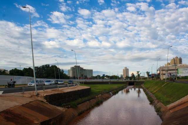 Semana come&ccedil;a com c&eacute;u azul, nuvens e chuva 