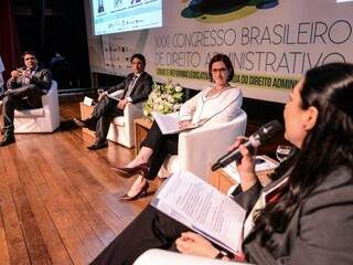 Debate entre palestrantes na edição de 2018 do congresso. (Foto: Divulgação/IBDA) 