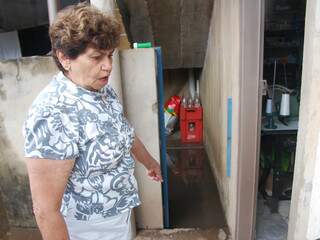 Proprietária de Petshop mostra compartimento onde água de esgoto retorna. (Foto: Simão Nogueira)