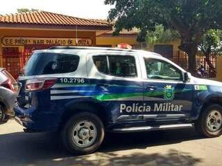 Viatura da PM em frente a Escola Nair Palácio de Souza (Foto: Acácio Gomes/Nova News)