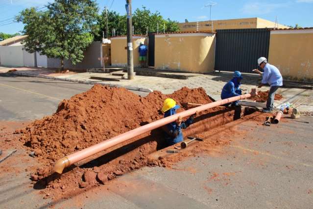 Obras de rede de esgoto beneficiam bairros Vila Almeida e Jardim Canad&aacute;