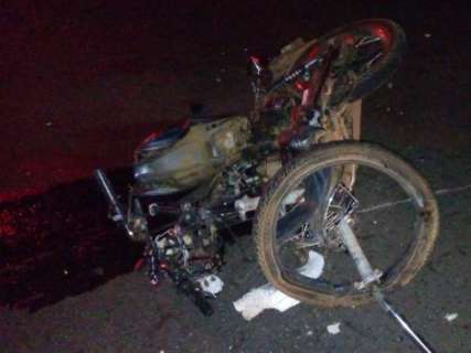 Motociclista morre após invadir pista e bater de frente com caminhão