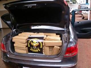 Porta-malas do Peugeot 408 roubado em Uberlândia estava lotado com tabletes de maconha (Foto: Divulgação/DOF)