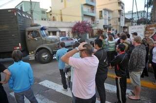 Moradores de Santa Maria assustados com a tragédia ocorrida em boate, onde pelo menos 180 morreram em incêndio. (Foto: Ronald Mendes/Agência RBS)