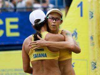 Talita abraça Taiana na disputa pelo terceiro lugar (Foto: CBV/Divulgação)