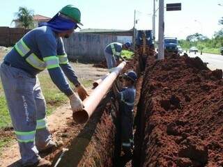 Obras de implantação de rede de esgoto em Campo Grande (Foto: Divulgação / Águas Guariroba)