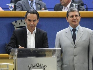 Marquinhos assina decreto com o vereador João Rocha (PSDB), presidente da Câmara (Foto: Marcos Ermínio)