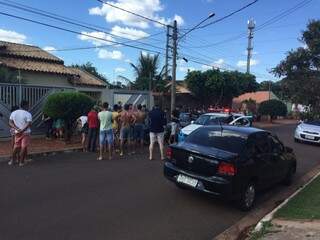 População conteve dois suspeitos de assaltar residência, na Vila Planalto. (Foto: Direto das Ruas)