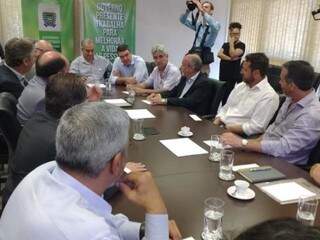 Reunião entre o governador Reinaldo Azambuja, Sinpetro, representantes das distribuidoras, Procon e OAB (Foto: Leonardo Rocha)