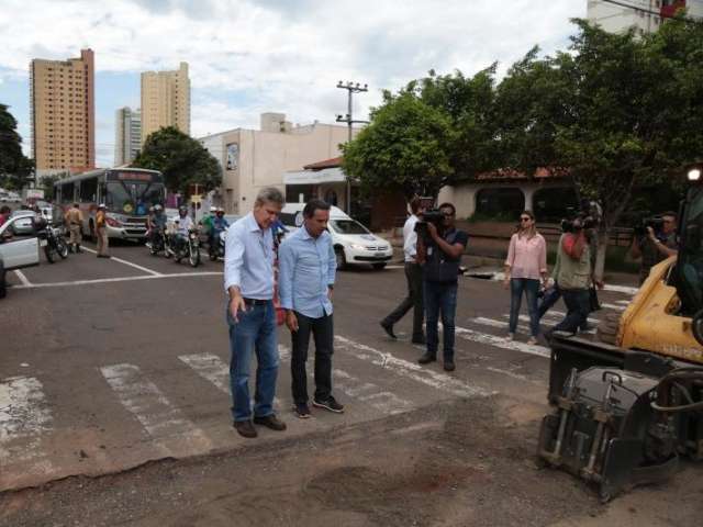 Marquinhos se re&uacute;ne com empreiteiras para planejar tapa-buraco emergencial