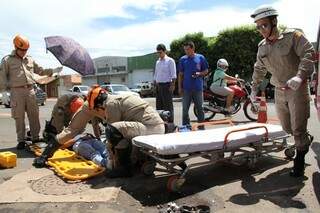 Equipe do Corpo de Bombeiros chegou rápido ao acidente e encaminhou vítima para Santa Casa (Foto: Marcos Ermínio)