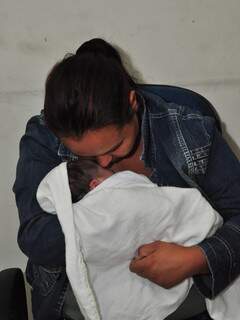 Mulher amamenta bebê que foi abandonado na rodoviária (Foto: João Garrigó)