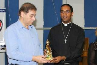 Bernal segurando imagem de N. Senhora ao lado do padre Márcio Reis (Foto: Facebook)