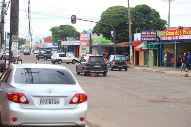 Bandeirantes: Na avenida das 50 garagens, desafio &eacute; vencer os buracos 