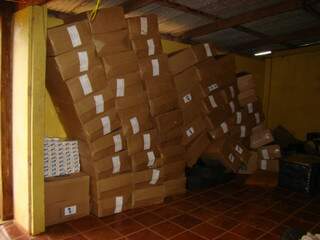 Caixas com produtos ilegais estavam no depósito. (Foto: Divulgação/ PRF)