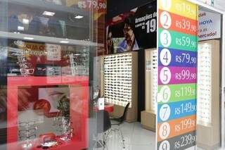 Comodidade e promoções não faltam nas duas lojas da rede em Campo Grande. (Foto: Kisie Ainoã)