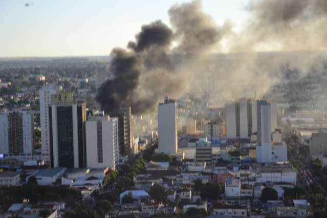 Inc&ecirc;ndio se propaga no centro e atinge loja de m&oacute;veis Casas Bahia