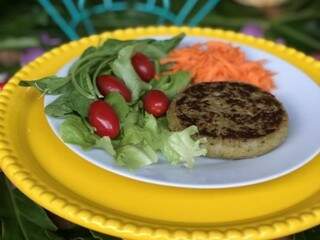 Dá para montar o prato saudável com hambúrguer de lentilha,alface, tomate e cenoura (Foto: Arquivo pessoal)