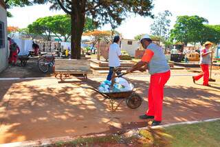 Funcionários da prefeitura fazem a limpeza de cemitérios após o Dia de Finados. Foto: A. Frota
