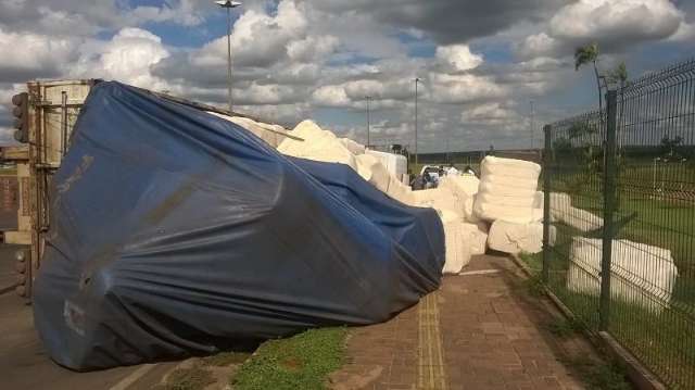 Carreta com carga de algod&atilde;o tomba em rotat&oacute;ria na sa&iacute;da para Cuiab&aacute; 