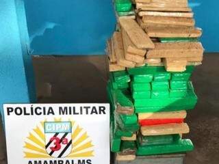 Tabletes da droga encontrados no fundo falso do veículo. (Foto: Divulgação/Polícia Militar) 