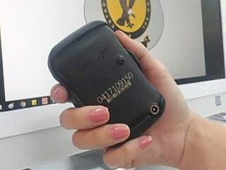 Equipamento semelhante a uma tornzeleira eletrônica é portátil e pode ser carregada na bolsa (Foto: Agepen/Divulgação)