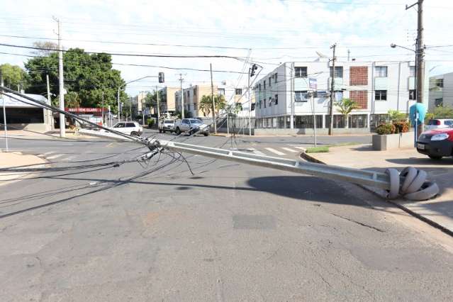 Caminh&atilde;o-ba&uacute; engancha em fios e derruba poste  na rua Bahia 