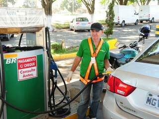 Consumidores já conseguem encontrar combustível na maioria dos postos. (Foto: Rodrigo Pazinato)