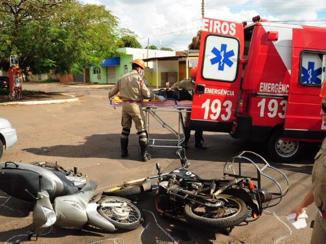 Acidente deixa uma v&iacute;tima ferida e causa lentid&atilde;o na avenida das Bandeiras