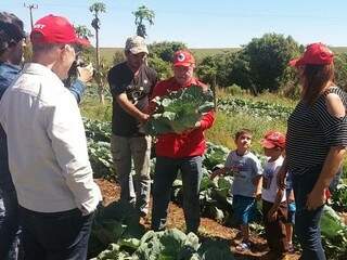 Ex-presidente Lula visita plantação em assentamento (Foto: Tião Prado)
