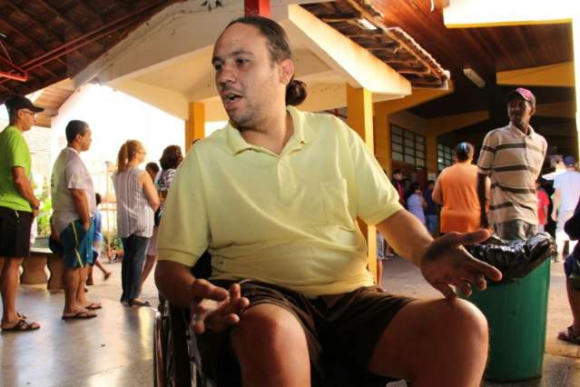 No maior col&eacute;gio da Capital, eleitor madrugou na fila para votar