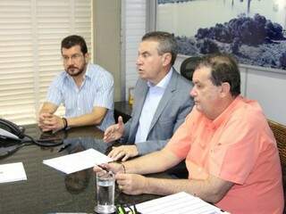 Deputados Pedro Kemp, Paulo Corrêa e Eduardo Rocha, em reunião para assinatura de acordo (Foto: Divulgação)