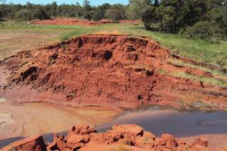 Represa era construída sem autorização ambiental em Ribas do Rio Pardo. (Foto: Divulgação/PMA)