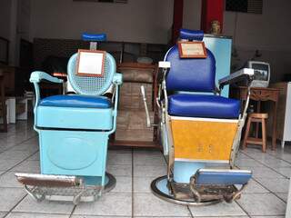 Duas cadeiras de barbeiro, ainda com as notas fiscais. (Fotos: João Garrigó)