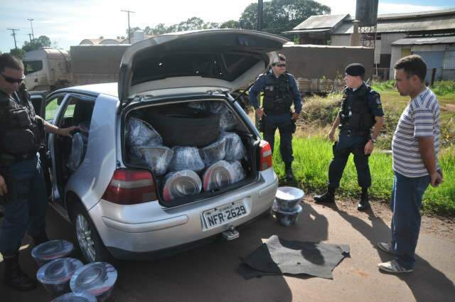  Ap&oacute;s persegui&ccedil;&atilde;o, homem &eacute; flagrado com Golf lotado de alto-falantes