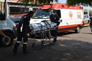Mulher foi levada para o hospital após parto trágico. (Foto: Simão Nogueira)