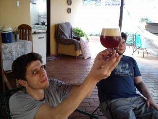 Fernando e Leonardo apresentando o produto final, depois de meses de preparo: a cerveja de inverno. (Fotos: Arquivo Pessoal)