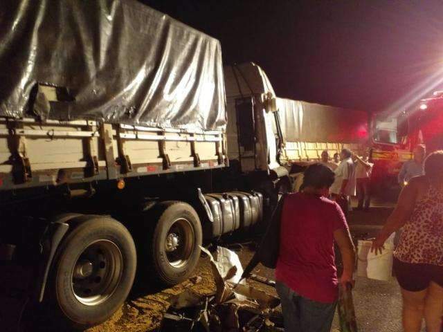 Acidente entre carreta e 3 bitrens deixa motorista ferido e interdita MS-276