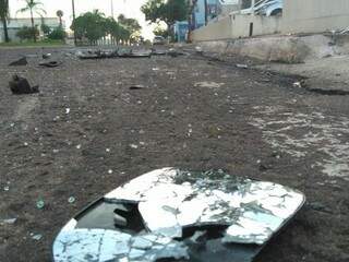 Hoje de manhã ainda era possível ver restos de vidros e latarias de carro no cruzamento (Foto: Marcus Moura) 