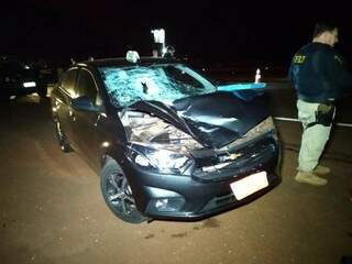Parte frontal do veículo foi bastante danificada com a força do impacto. (Foto: Adilson Domingos) 