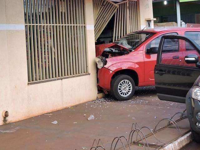 Dupla armada rende homem, rouba carro e destroi muro de loja durante fuga 