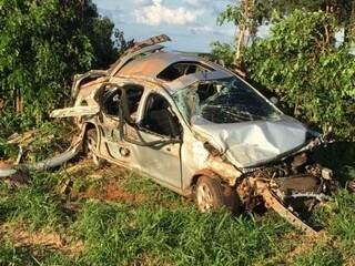 Veículo com registro de furto ficou destruído (Foto: divulgação/PRF)